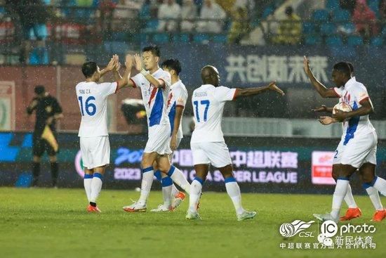 有消息人士告诉《太阳报》：“杜阿和卡勒姆非常相爱，他们知道这是永恒的。