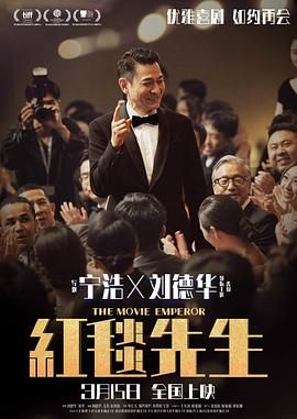 安妮斯顿在片场面容憔悴，疤痕明显，与平日里光彩照人的形象差距甚远。
