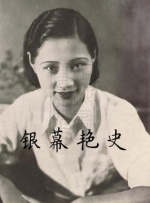 德尼罗左拥右抱两位美女，怡然自得。
